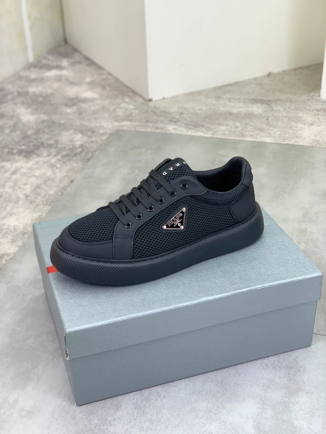Men's shoes 💰P580💰 [New style] High version official website popular models are on the market, 🆘 Trendy brand (Prada) mainly promotes popular models, avant-garde and versatile fashion men's shoes private version mold opening, cowhide surface splicing 1:1.. Fashionable and simple, original imported cowhide lining cowhide feet; the atmosphere and personality are more fashionable, eye-catching and pursuing class. It will subvert the old idea and be a must-have for fashion trendsetters with you! Must keep it for yourself! Tall and comfortable, large and low, high-end quality workmanship. Size: 38-44 6️⃣colors available.